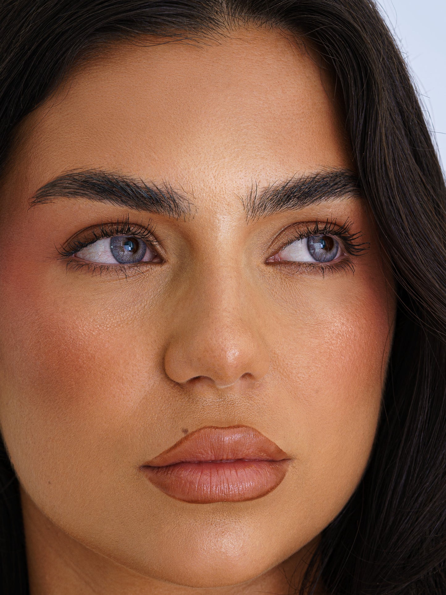 Sea Kontaktlinsen – natürliches Meeresblau auf dunklen Augen für sanften, frischen Look