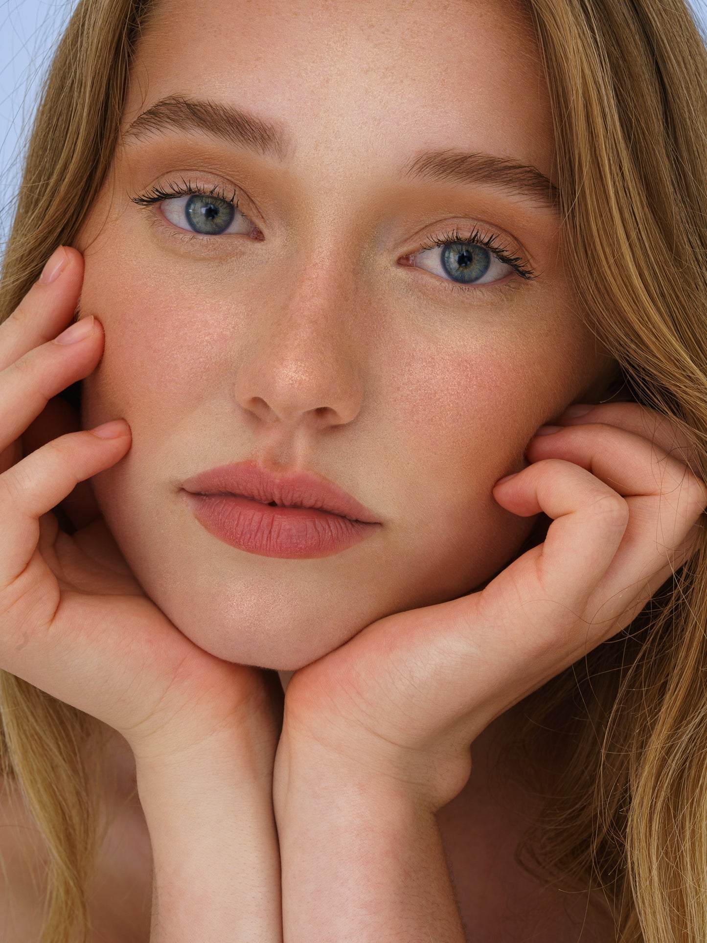 Farbige Kontaktlinsen in Grau-Blau für einen natürlichen Look – ideal für helle & dunkle Augen, perfekt für Alltag & besondere Anlässe.