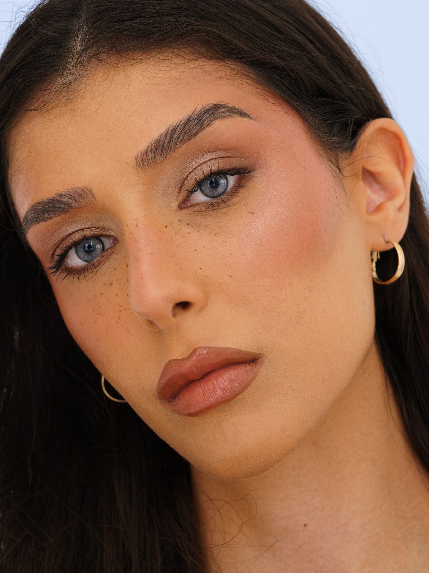 Farbige Kontaktlinsen Cala – kristallblau auf dunklen Augen für natürlichen & frischen Look”